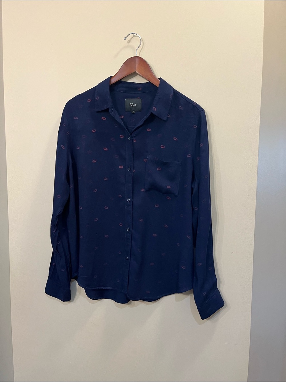 Rails Rocsi top in navy blue, red kiss metallic lip print button front blouse M - Picture 2 of 7